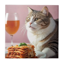 Niedliche graue Katze mit Lasagna und Weinglas