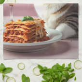 Niedliche graue Katze mit Lasagna und Weinglas Geschirrtuch (Gefaltet)