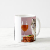 Niedliche graue Katze mit Lasagna und Weinglas Kaffeetasse (VorderseiteRechts)