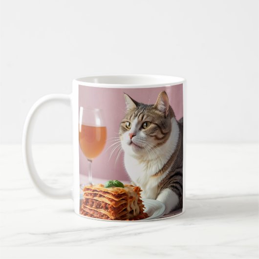 Niedliche graue Katze mit Lasagna und Weinglas Kaffeetasse (Links)