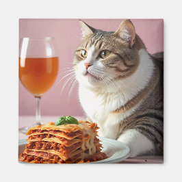 Niedliche graue Katze mit Lasagna und Weinglas Magnet