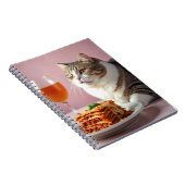 Niedliche graue Katze mit Lasagna und Weinglas Notizblock (Rechte Seite)