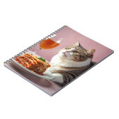 Niedliche graue Katze mit Lasagna und Weinglas Notizblock (Linke Seite)