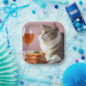 Niedliche graue Katze mit Lasagna und Weinglas Pappteller (Party)