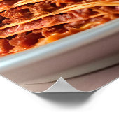 Niedliche graue Katze mit Lasagna und Weinglas Poster (Ecke)