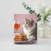 Niedliche graue Katze mit Lasagna und Weinglas Postkarte (Stehend Vorderseite)