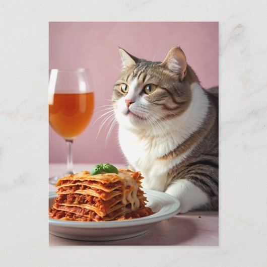 Niedliche graue Katze mit Lasagna und Weinglas Postkarte (Vorderseite)