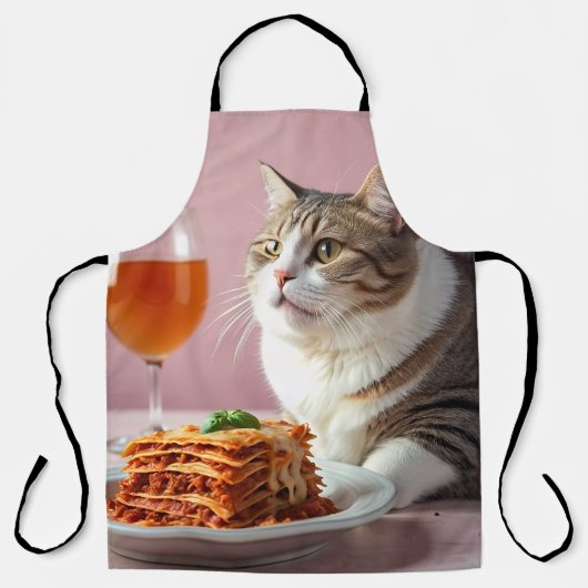 Niedliche graue Katze mit Lasagna und Weinglas Schürze (Vorderseite)
