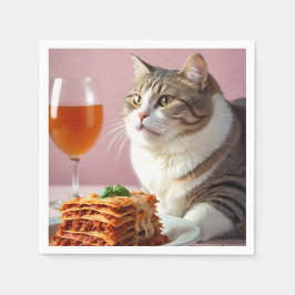 Niedliche graue Katze mit Lasagna und Weinglas Serviette