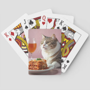 Niedliche graue Katze mit Lasagna und Weinglas Spielkarten