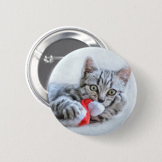 Niedliche graue Tabby Cat mit Weihnachtsmütze Weih Button (Vorne & Hinten)