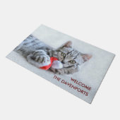 Niedliche graue Tabby Cat mit Weihnachtsmütze Weih Fußmatte (Schrägansicht)