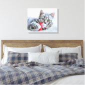 Niedliche graue Tabby Cat mit Weihnachtsmütze Weih Leinwanddruck (Insitu (Schlafzimmer))