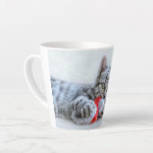 Niedliche graue Tabby Cat mit Weihnachtsmütze Weih Milchtasse (Linke Ecke)