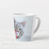 Niedliche graue Tabby Cat mit Weihnachtsmütze Weih Milchtasse (Rechte Ecke)