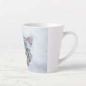 Niedliche graue Tabby Cat mit Weihnachtsmütze Weih Milchtasse (Rechts)