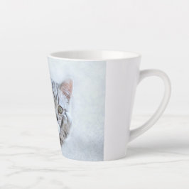 Niedliche graue Tabby Cat mit Weihnachtsmütze Weih Milchtasse
