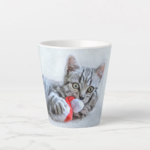 Niedliche graue Tabby Cat mit Weihnachtsmütze Weih Milchtasse