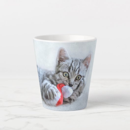 Niedliche graue Tabby Cat mit Weihnachtsmütze Weih Milchtasse (Vorderseite)