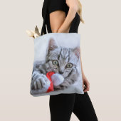 Niedliche graue Tabby Cat mit Weihnachtsmütze Weih Tasche (Von Nahem)