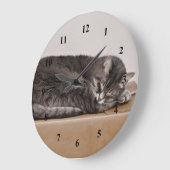 Niedliche graue Tabby Katze Schlafen im Kasten Große Wanduhr (Winkel)