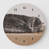 Niedliche graue Tabby Katze Schlafen im Kasten Große Wanduhr (Vorderseite)