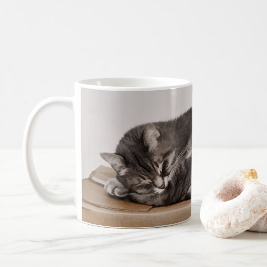 Niedliche graue Tabby Katze Schlafen im Kasten Kaffeetasse (Mit Donut)