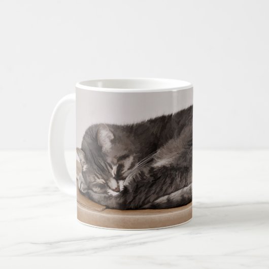 Niedliche graue Tabby Katze Schlafen im Kasten Kaffeetasse (Vorderseite Links)
