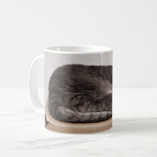 Niedliche graue Tabby Katze Schlafen im Kasten Kaffeetasse (Vorderseite Links)