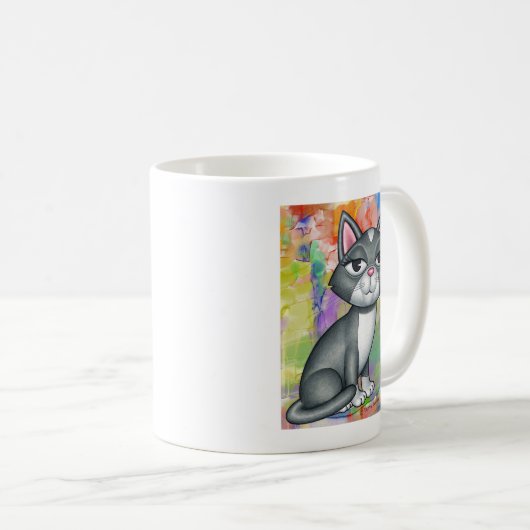 Niedliche, graue und weiße Katze mit treibender Fa Kaffeetasse (VorderseiteRechts)
