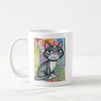 Niedliche, graue und weiße Katze mit treibender Fa Kaffeetasse