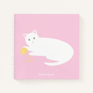 Niedliche grausame Katze mit Garnrosa Notizblock