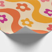 Niedliche Groovy-Blume auf Retrowellen Geschenkpapier (Ecke)