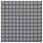 Niedliche grün-mit Augen braune Tabbykatze, die Stoff (Muster)