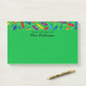 Niedliche grüne Crayons Lehrer aus dem Schreibtisc Post-it Klebezettel (Auf Schreibtisch)