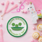 Niedliche grüne Erbsen am personalisierten Geburts Pappteller (Party)