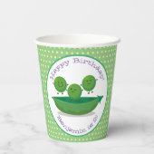 Niedliche grüne Erbsen in der Abbildung des Cartoo Pappbecher (Rückseite)