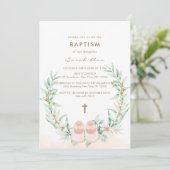 Niedliche Grüne Eukalyptus Gold Cross Girl Taufe Einladung (Stehend Vorderseite)