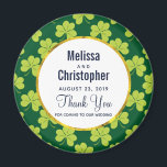 Niedliche Grüne Kleeblatt Magnet<br><div class="desc">Ein Hochzeitsmagnet mit einem niedlichen Wiederholmuster mit olivgrünen Kleeblatten auf dunkelgrünem Hintergrund. Ein weißer Kreis mit einem goldenen Imitat-Folienrahmen,  der oben mit dem Text im Inneren platziert ist.</div>