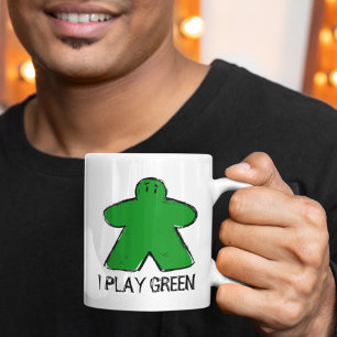 Niedliche Grüne Mitglieder, die die Tasse des Bret