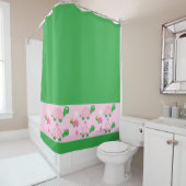 Niedliche grüne Schildkröte auf buntem Rosa Duschvorhang (Beispiel)