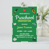 Niedliche Grüne Schule versorgt Kindergarten Absch Einladung (Stehend Vorderseite)