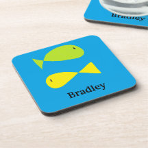 Niedliche, grüne und gelbe Fische auf blau