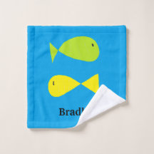 Niedliche, grüne und gelbe Fische auf blau