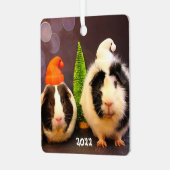 Niedliche Guinea Schweine in einer Weihnachtsmannm Ornament Aus Metall (Vorderseite links)