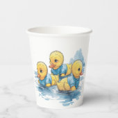 Niedliche Gummiente in blauer Kleidung Pappbecher (Rückseite)