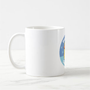 Niedliche Gummifaust auf dem Innenhof. Kaffeetasse