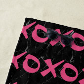 Niedliche gürtelscharfe schwarze Marmor xoxo Umarm Strandtuch (Beispiel)