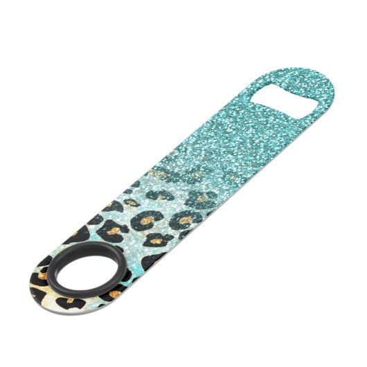 Niedliche, gürtnig hellblaue Imitate Glitzer Leopa Speedflaschenöffner (Rückseite Schrägansicht)