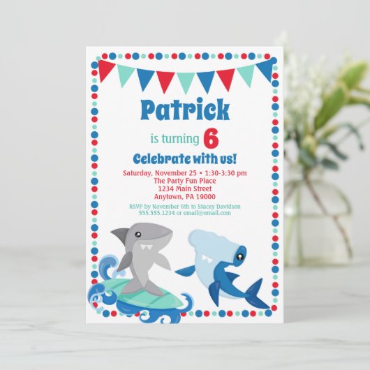 Niedliche Haie Einladung Funny Birthday Party (Stehend Vorderseite)